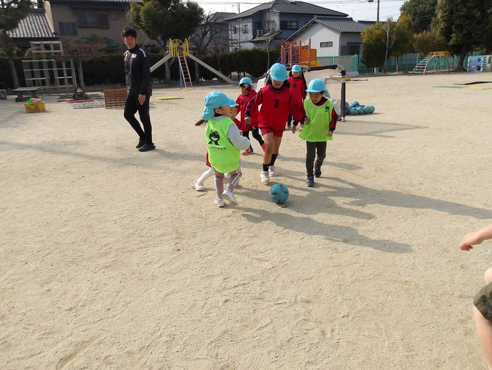 写真：年長児　サッカー教室の様子