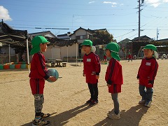 写真：年中児　ボール遊びの様子