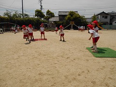 写真：年中児　鬼遊び