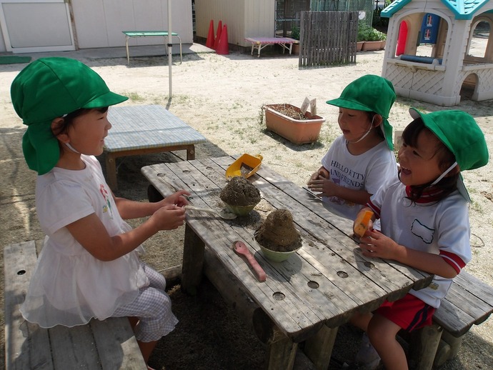 写真：年中児　砂遊び