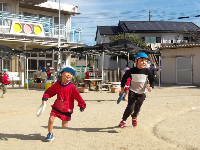 写真：年中児　リレーの様子