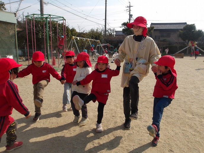 写真：年中児　花いちもんめの様子