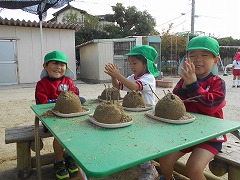 写真：年中児　自然物遊びの様子