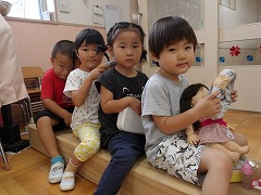 写真：年少児　バスごっこの様子
