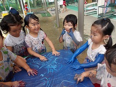写真：年少児　ボディペインティングの様子