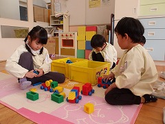 写真：年少児　ブロック遊びの様子