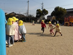 写真：年少児　だるまさんがころんだの様子