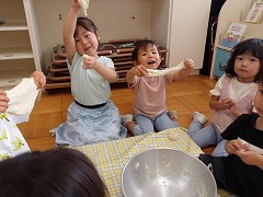 写真：年少児　小麦粉粘土