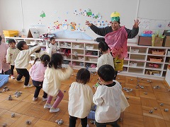 写真：年少児　豆まきの様子