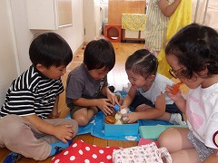 写真：年少児　ピクニック遊びの様子