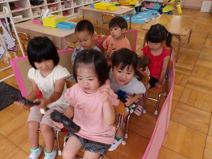 写真:年少児 バスごっこ