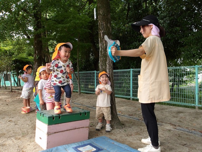 写真:年少児 スパイダーマンごっこの様子