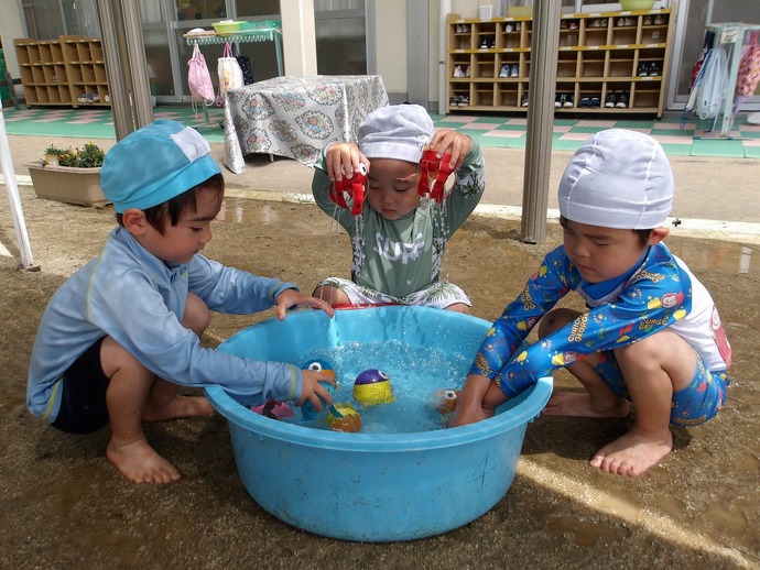 写真:年少児 水遊びの様子