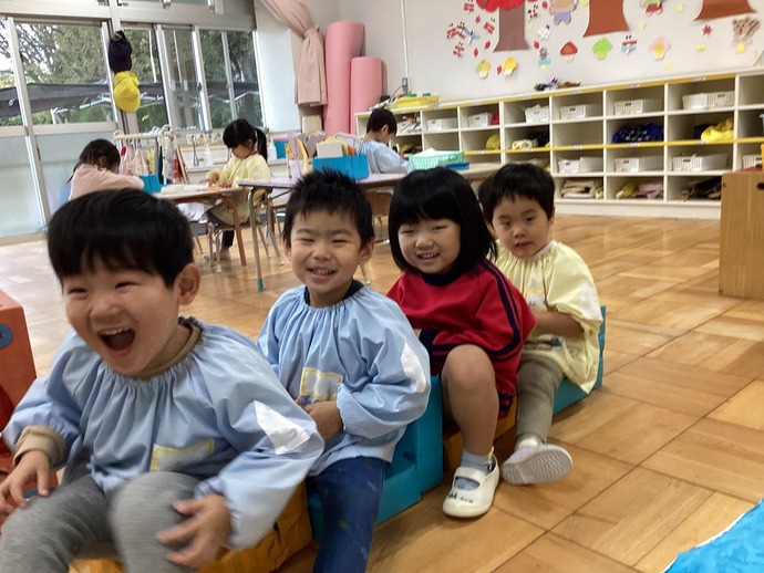 写真:年少児 電車ごっこの様子
