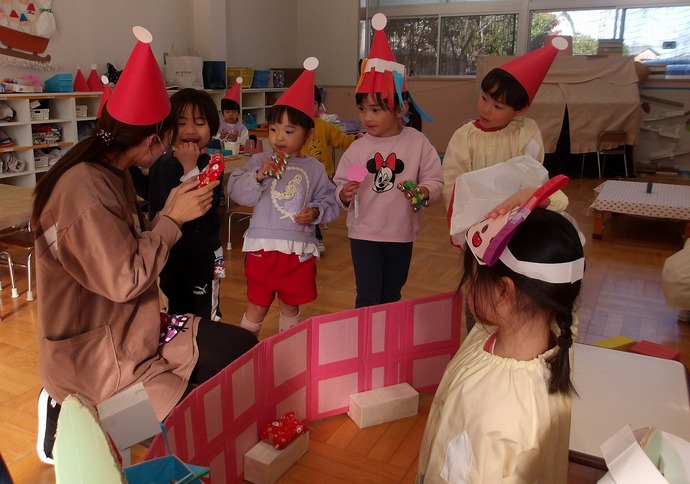 写真:年少児 サンタさんごっこの様子