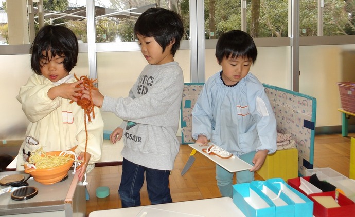 写真:年少児 お料理屋さんごっこの様子