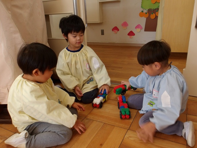 写真:年少児 ブロック遊びの様子