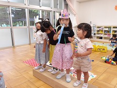 写真：年少児　ショーごっこの様子