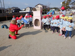 豆まきをしている写真