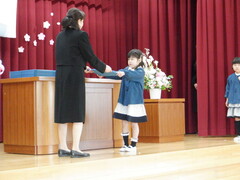 修了証書を受け取っている写真