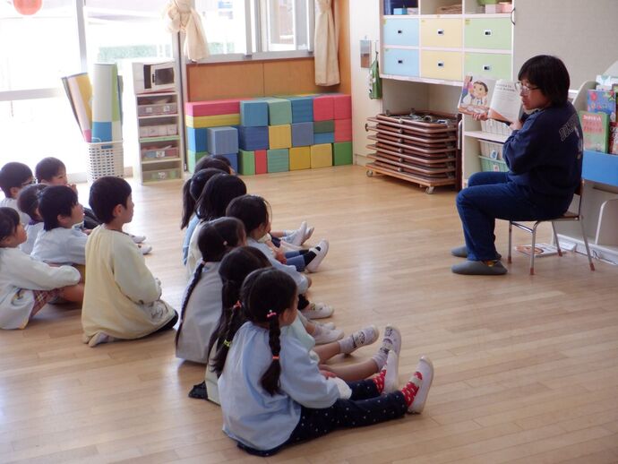 写真：絵本読み聞かせ