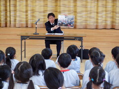 校長先生がお話をしている写真
