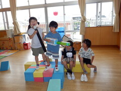 写真：年長児　室内遊びの様子