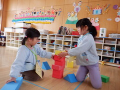 年長組と遊んでいる様子