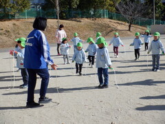 縄跳びをしている写真