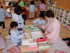 友達と遊んでいる写真