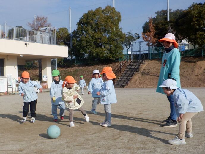 写真：年中児　転がしドッジ