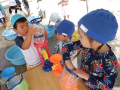 写真：年少児　水遊びの様子
