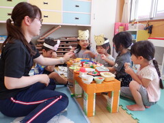 写真：年少児　園内で遊ぶ様子