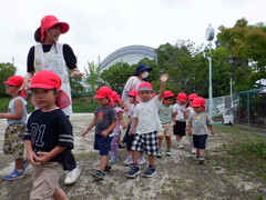 写真：年少児　園庭を散歩する様子