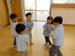 友達と遊ぶ様子