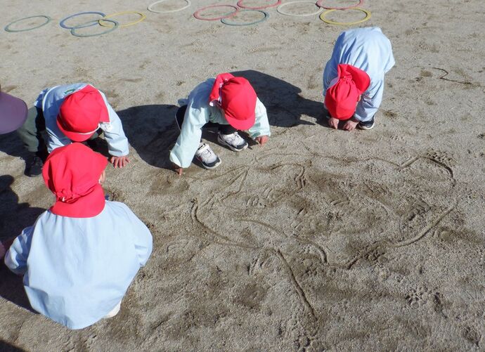 写真：年少児　地面にお絵かき
