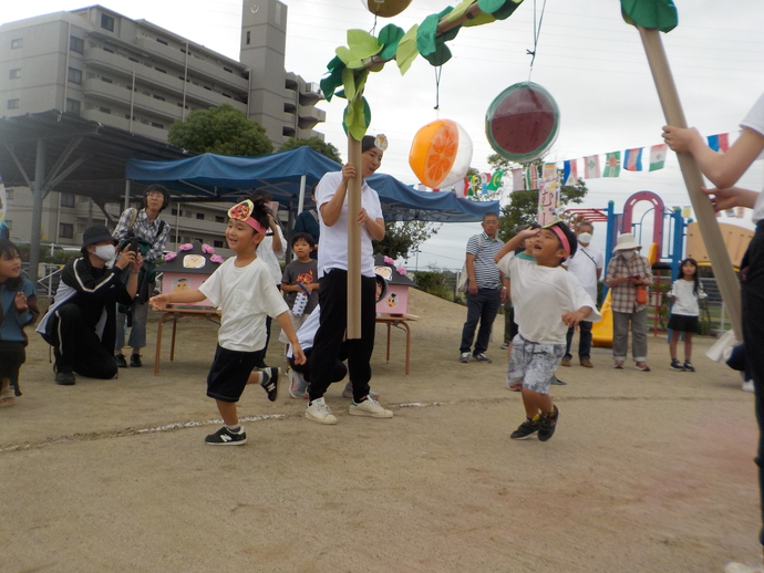 運動会走っている写真