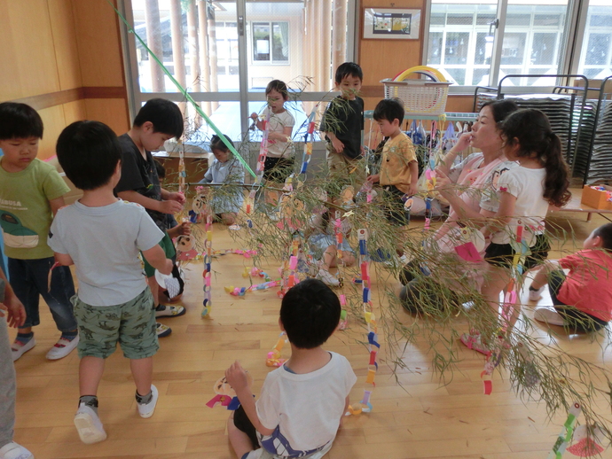七夕飾りをつけている写真