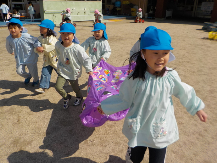 こいのぼりを持って走っている写真