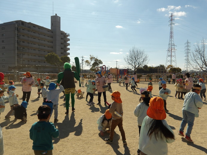 豆まきをしている写真