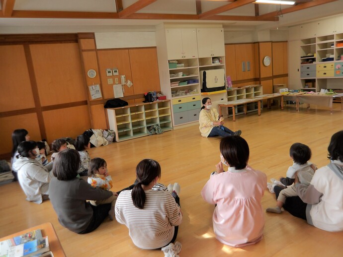 親子で遊んでいる写真