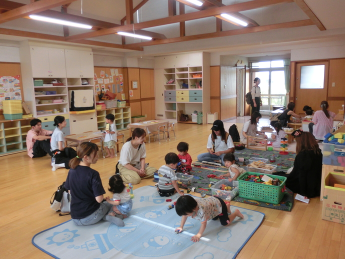 親子で遊んでいる写真