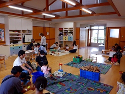 写真：園内で遊ぶ親子の様子1