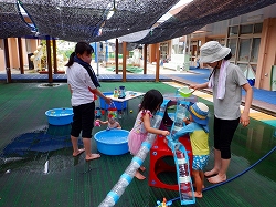 写真：水遊びの様子