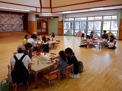 写真：園内で遊ぶ親子の様子3