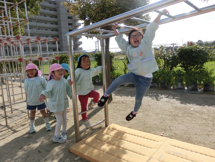 雲梯をしている写真