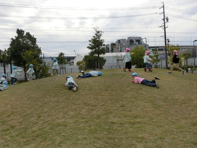芝生で遊ぶ写真
