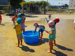 写真：年中児　水遊び