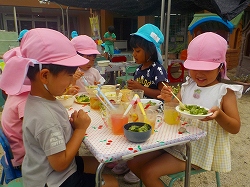 写真：年中児　野菜切りあそび