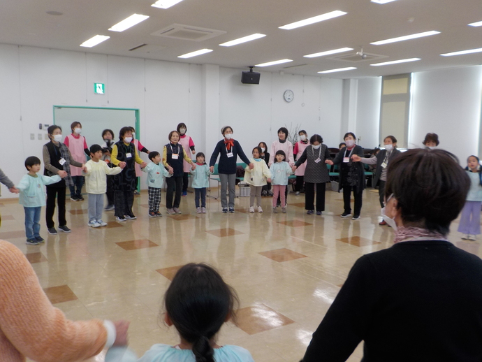 祖父母と触れ合っている写真